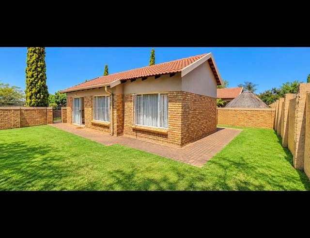 3 BEDROOM TOWNHOUSE FOR SALE IN HEUWELSIG ESTATE